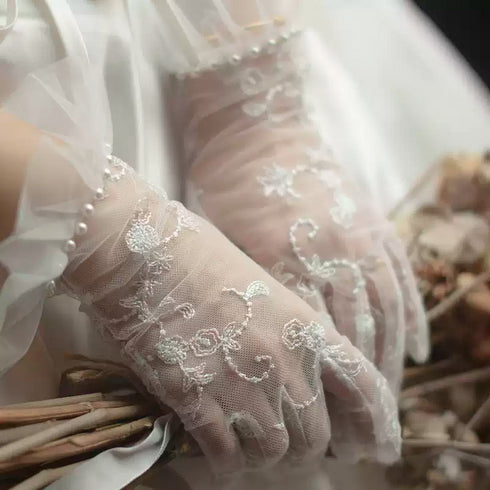 Light Grey Bridal Lace Wedding Gloves – Pearl-Embellished Floral Gloves